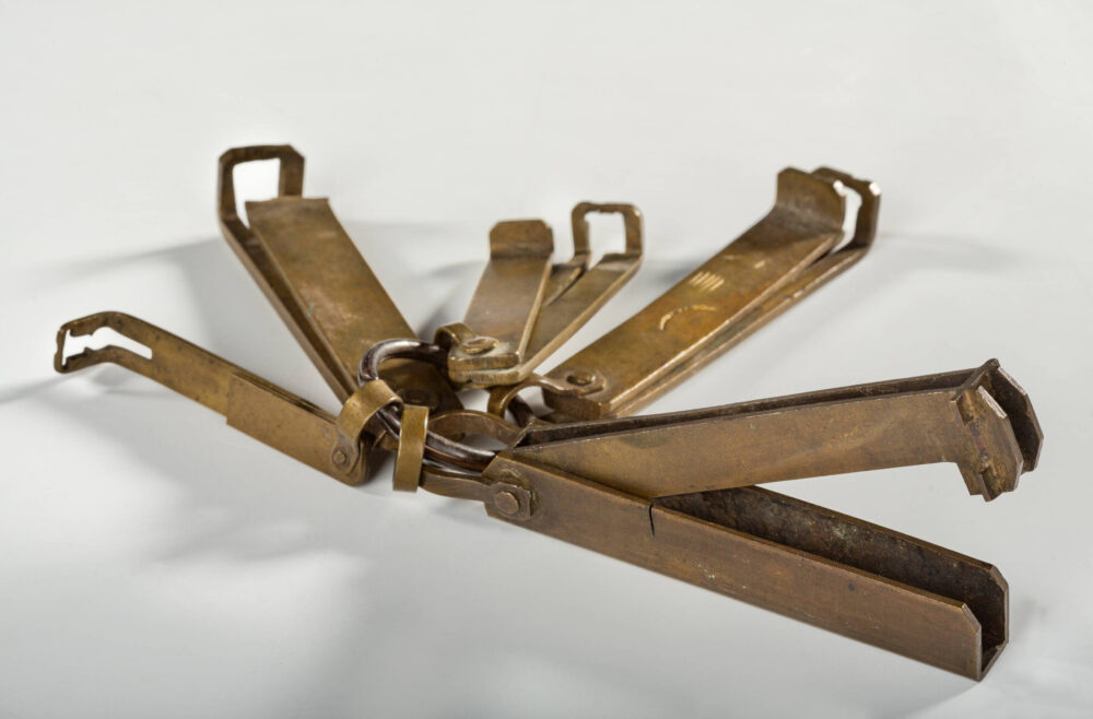 Nahsicht eines chinesischen Schlüsselbunds aus Messing.