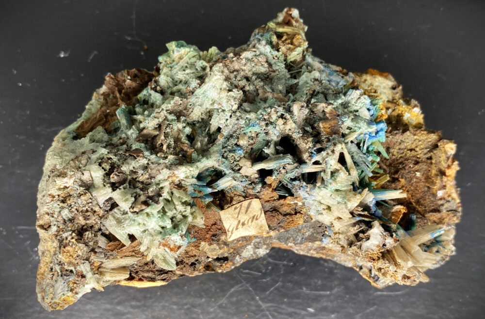 Foto des Minerals Malachit, dass eine braune und grüne Färbung aufweist.