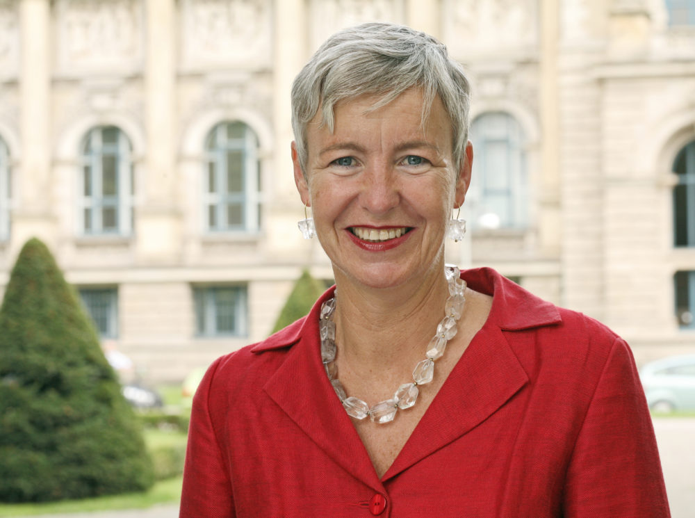 Foto der amtierenden Direktorin, Katja Lembke, vor dem Museumsgebäude.