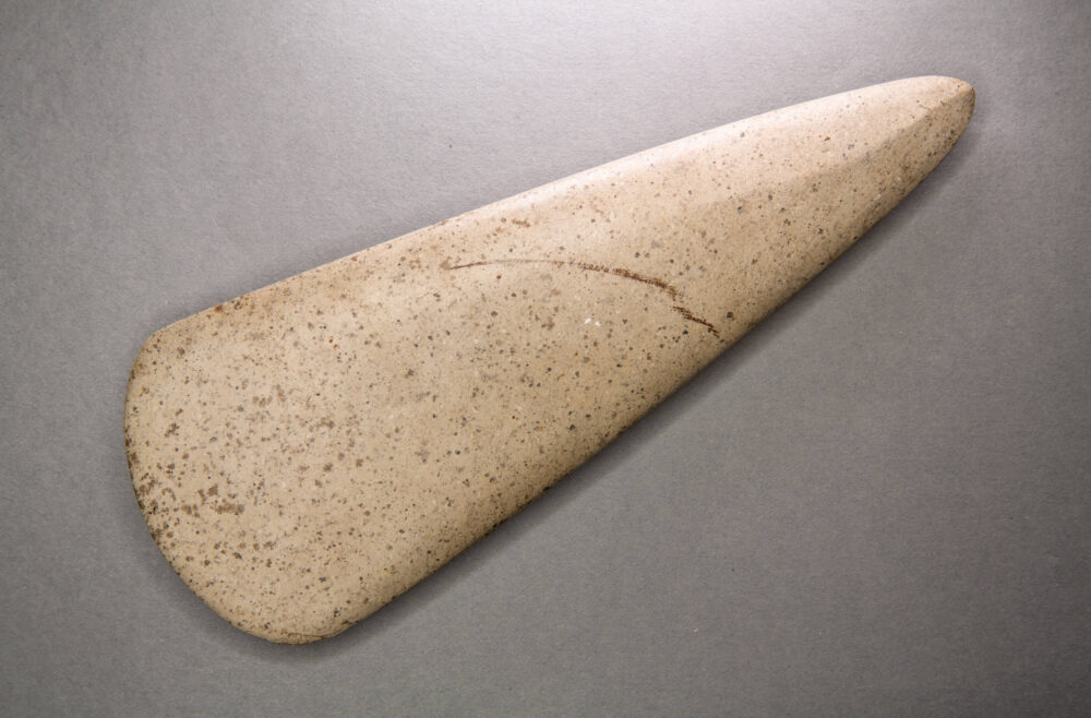 Foto einer Spitznackigen Beilklinge aus der sogenannten Michelsberger Kultur mit sehr glatter Oberfläche.