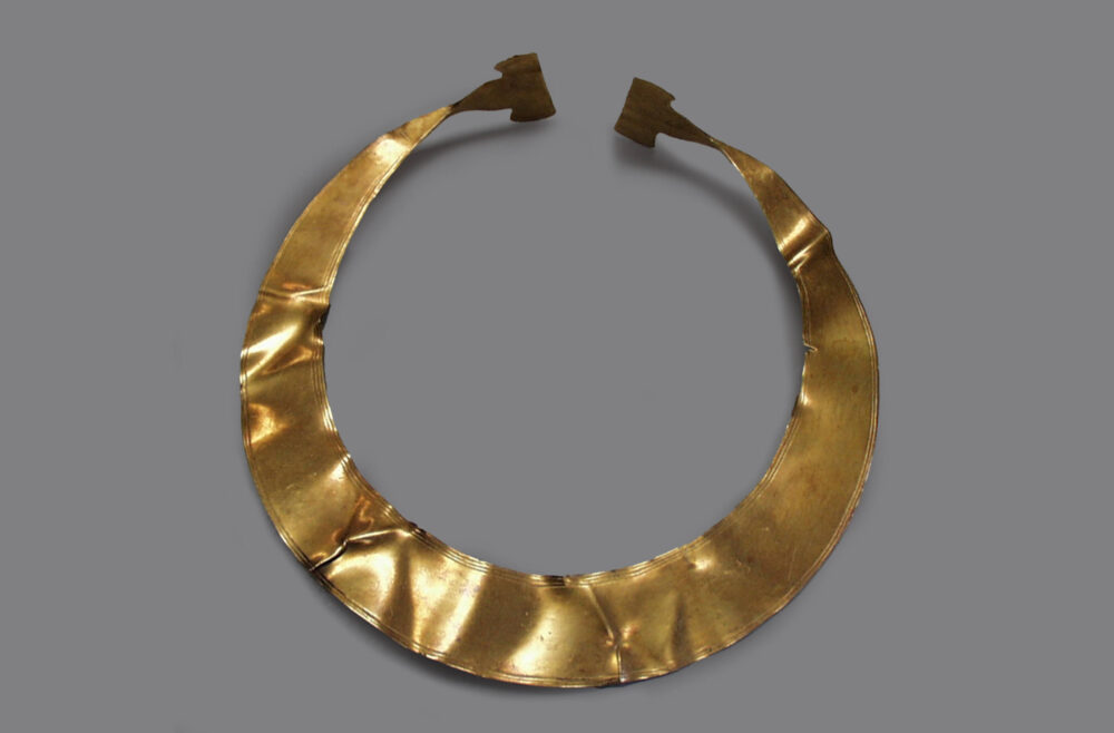 Foto eines goldenen Halskragens, einer sogenannten Lunula.