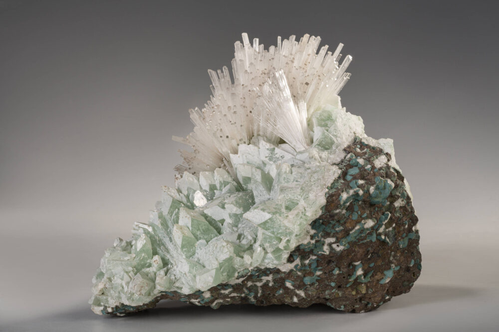 Foto eines grünlich-weißen Minerals (Apophyllit mit Narolith).