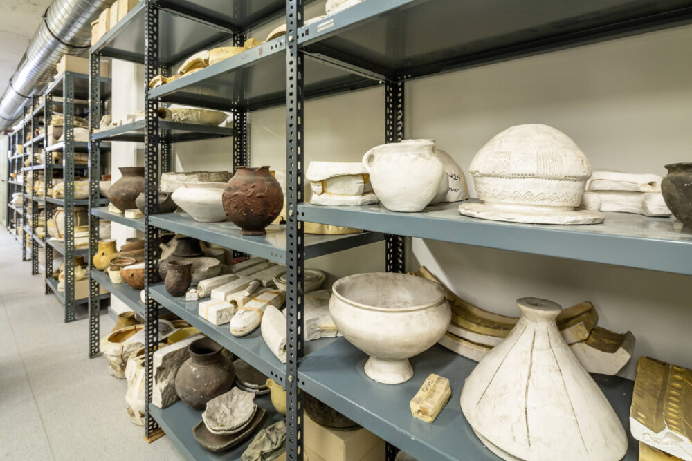 Schwerlastregale im Depot gefüllt mit archäologischen Funden aus ur- und frühgeschichtlicher Zeit.