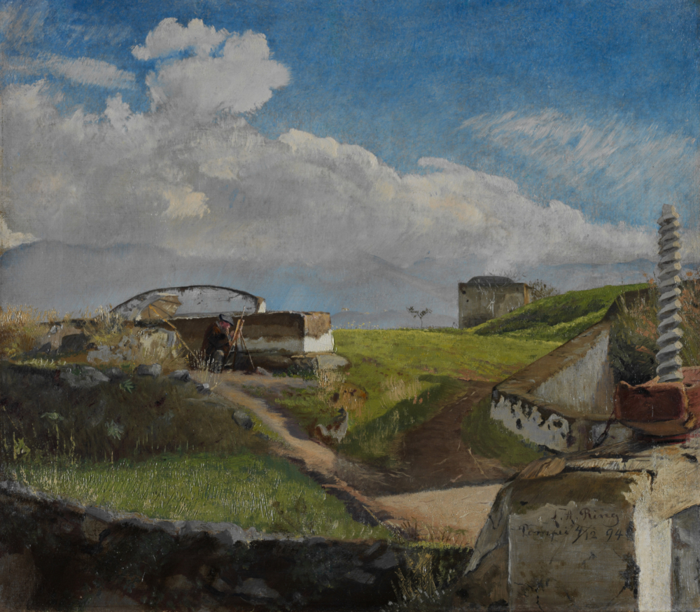 Ölgemälde einer grünen, hügeligen Landschaft unter einem blauen, leicht bewölkten Himmel. Ein Mann sitzt neben einer halbhohen Mauer hinter einer Staffelei, im Vordergrund sieht man Teile einer Schleuse.