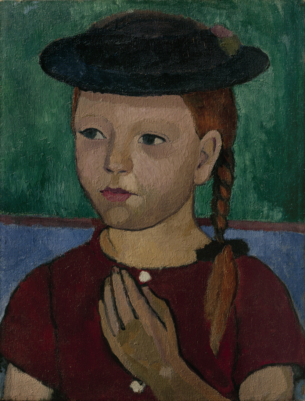 Ölgemälde eines jungen Mädchens, das geflochtene Zöpfe und einen schwarzen Hut trägt. Sie blickt an dem Betrachtenden vorbei und hält die linke Hand an die Brust.