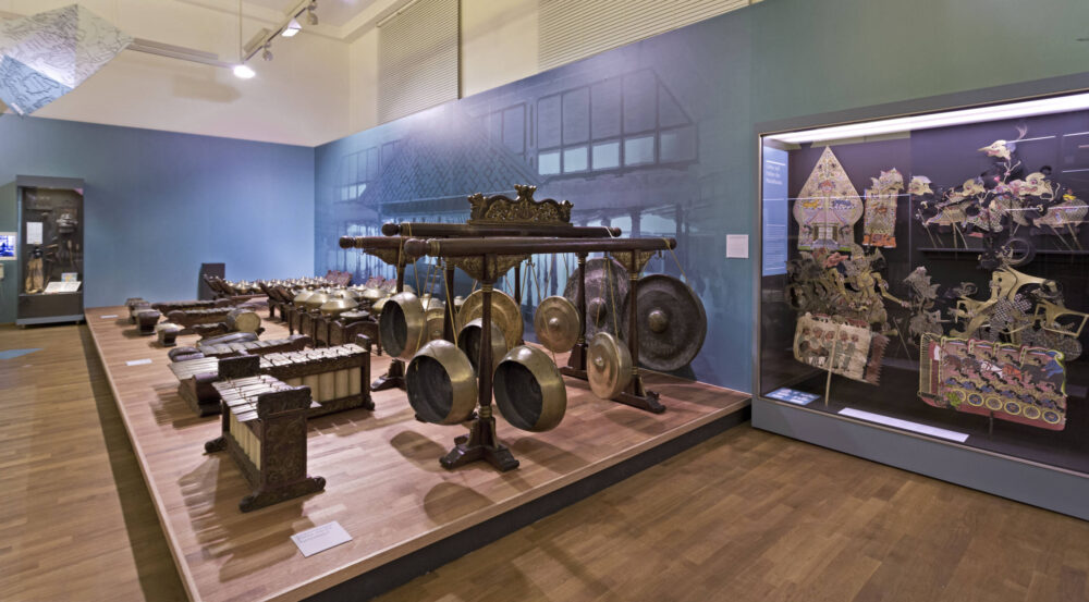 Blick in den Ausstellungsbereich Indonesien, in dem ein Gamelanorchester steht.