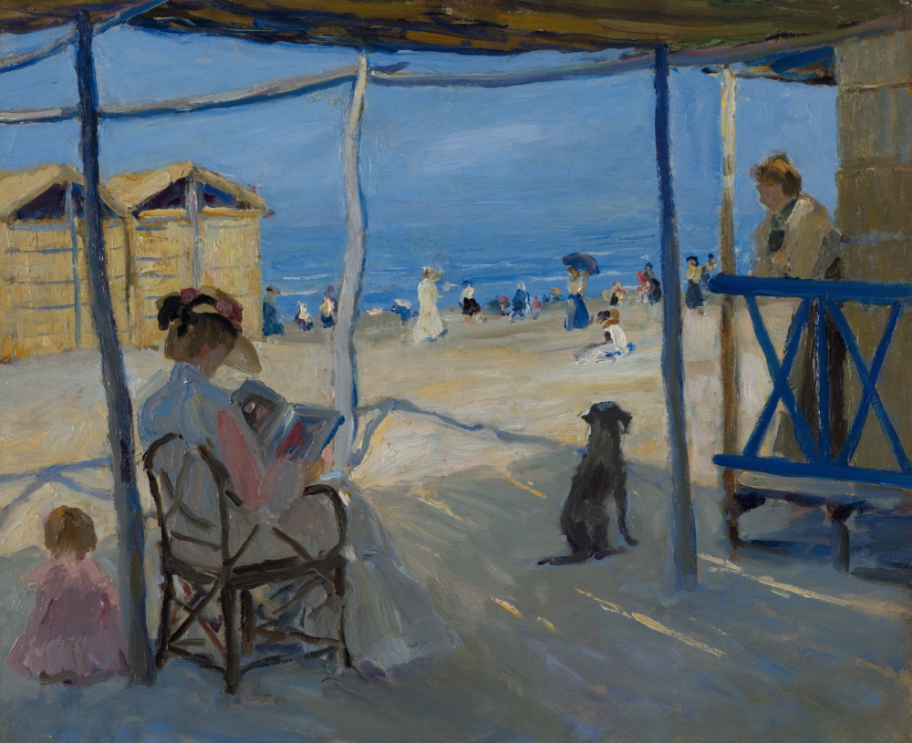 Ölgemälde einer Frau mit weißem Kleid und Sonnenhut, die unter einem Pavillon am Strand auf einem Stuhl sitzt und liest, neben ihr hocken ein Kind und ein Hund, im Hintergrund am Strand sind weitere Menschen zu sehen.
