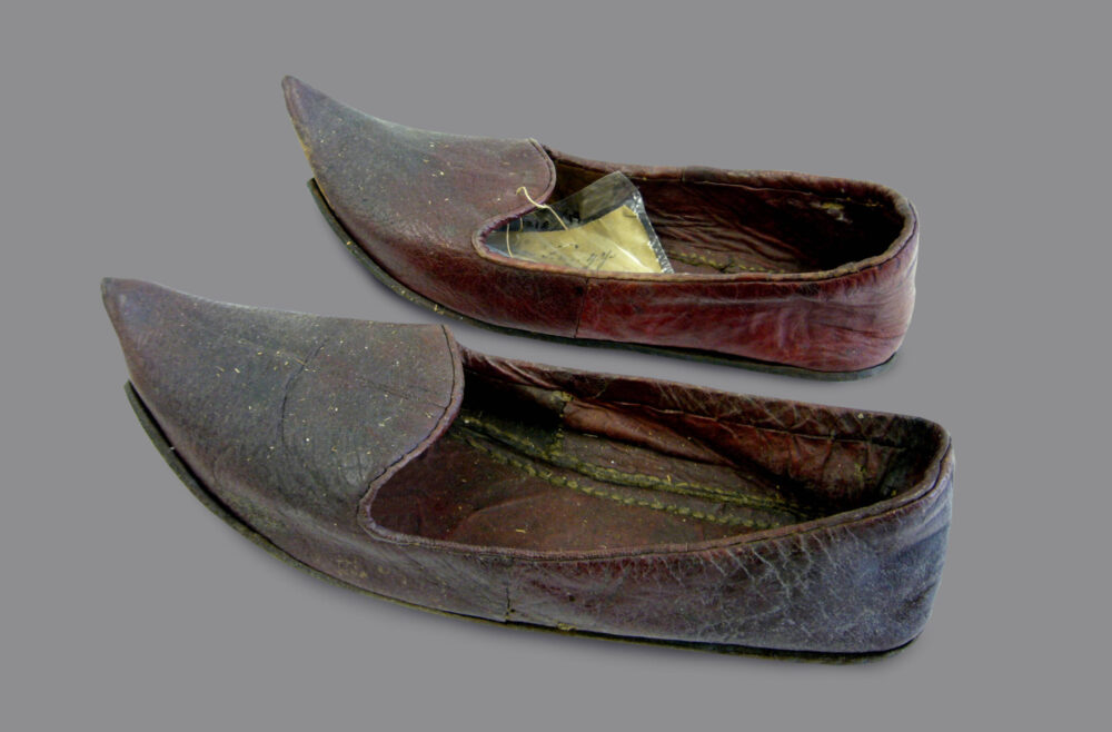 Lederne rötlich-braune Schuhe mit spitzzulaufender Schuhspitze.