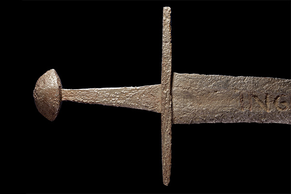 Detail des eines mittelalterlichen Schwertes vom Knauf bis zum Beginn der Klinge.