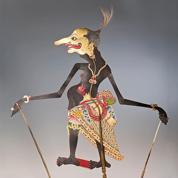 Indonesische Schattenspielfigur aus Java mit buntgemustertem Rock.