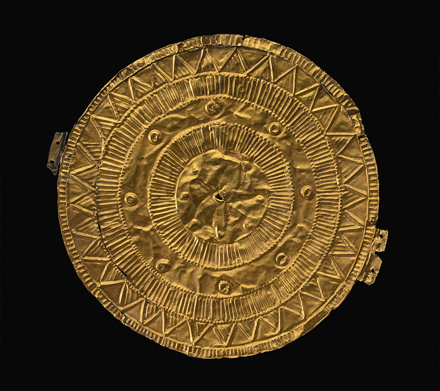 Die bronzezeitliche Goldscheibe von Moordorf vor schwarzem Hintergrund